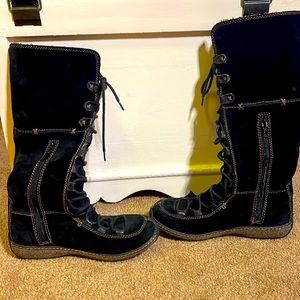 Woman's Timbler snow boots. Black. Size = 7. Waterproof.